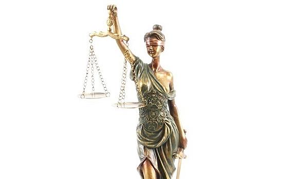 Eine Statue der Gerechtigkeitsgöttin Justica